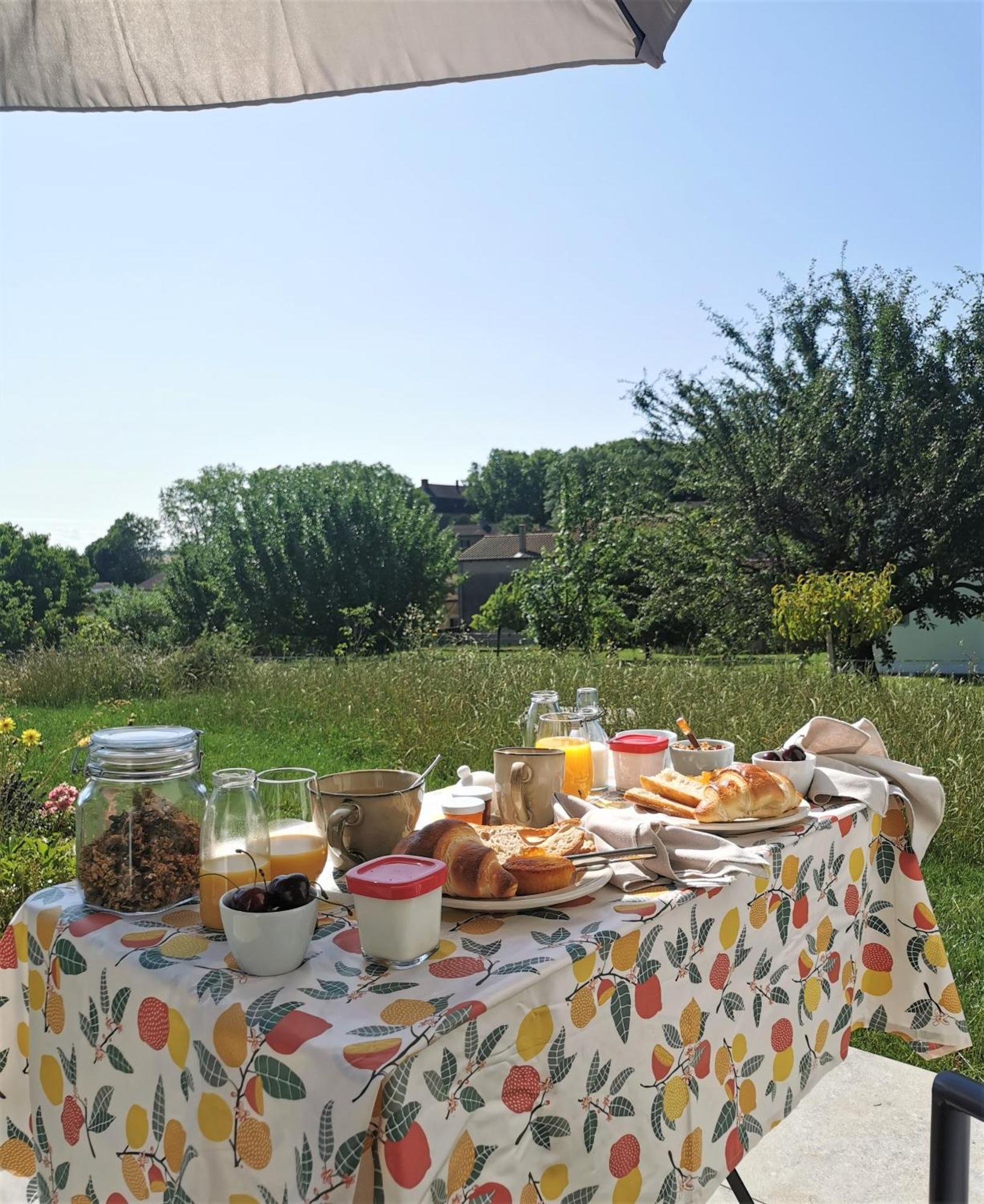 Bed and Breakfast Au Jardin Des Deux Roches Prisse Экстерьер фото